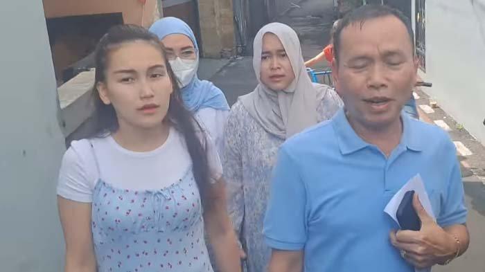 Adu gaya sederet artis saat mencoblos di Pilkada 2024. Ayu Ting Ting terlihat jalan kaki ke TPS kompak bersama keluarganya