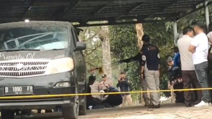 Tersangka pembunuhan ibu dan anak di Subang, Muhamad Ramdanu memperlihatkan gelagat aneh saat memperagakan adegan pra-rekonstruksi, Kamis (3/11/2023).