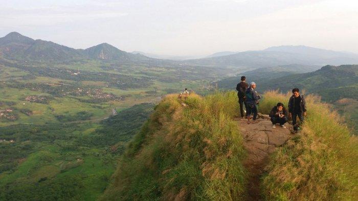 Pemandangan bukit-bukit yang indah Gunung Batu Jonggol perlu kamu kunjungi. Bagi kamu pendaki pemula, tempat wisata di Bogor ini cocok untuk jadi pilihan.
