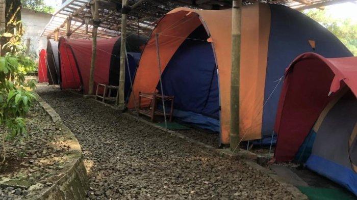 Gunung Geulis Campsite merupakan hotel di Bogor berkonsep bumi perkemahan yang berada di perbukitan. Cocok dijadiin rekomendasi liburan bareng keluarga dan teman.