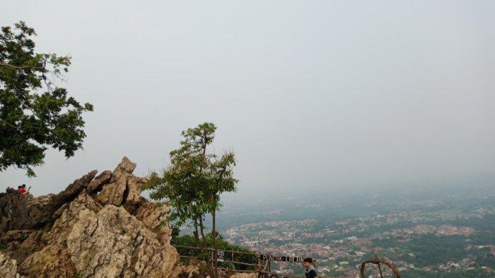 Di tempat wisata Bukit Kapur Ciampea Bogor kamu bisa menikmati keindahan alam dari ketinggian.