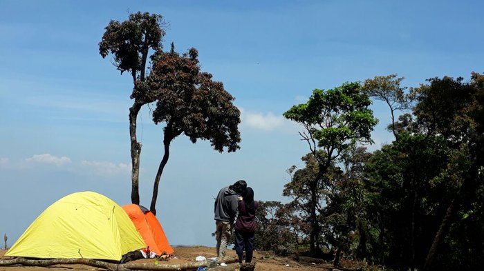 Gunung Kencana, tempat wisata gunung di Bogor yang cocok untuk para pendaki pemula. Meski rutenya pendek, lintasan hiking tetap menantang dan menguras tenaga.