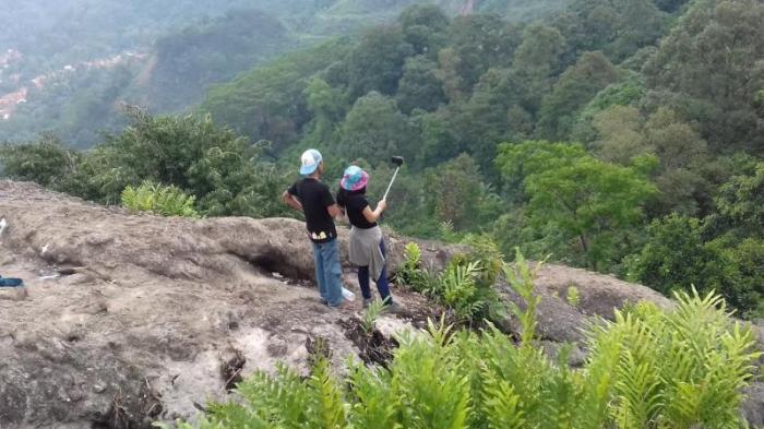 Jika suka berwisata ke tempat wisata yang menguji adrenalin tapi murah, Gunung Munara Bogor jawabannya.