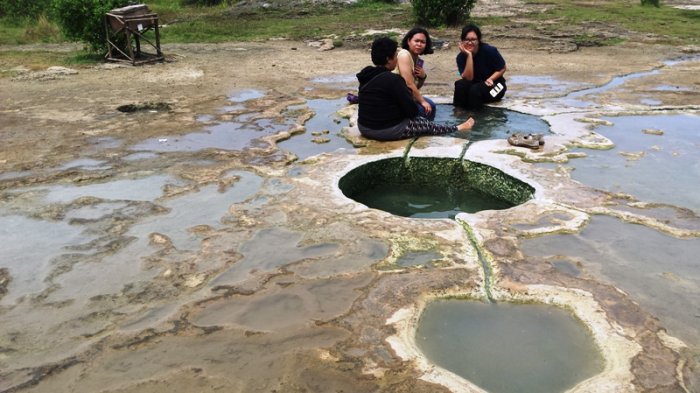 Gunung Peyek merupakan tempat wisata berupa pemandian air panas di Bogor yang biasanya digunakan untuk berendam.