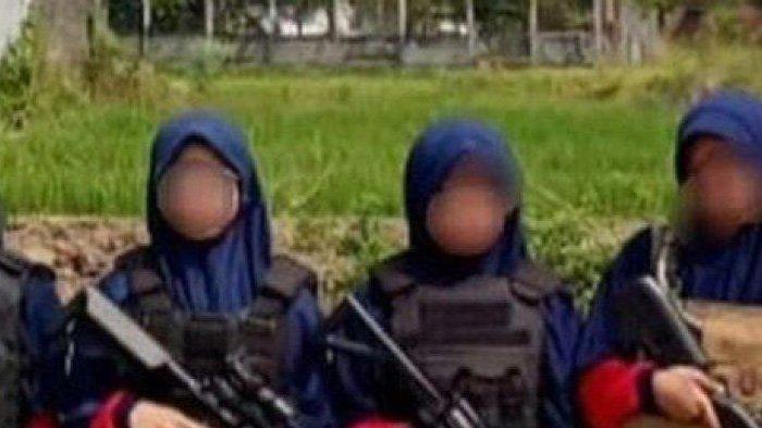 Foto sejumlah santriwati mengenakan jilbab biru tua dengan baju kaos warna merah menenteng senjata laras panjang yang beredar di sejumlah media social menjadi viral di Kabupaten Magetan, Jawa Timur. Dalam foto tersebut santriwati juga terlihat mengenakan rompi menyerupai rompi antipeluru.