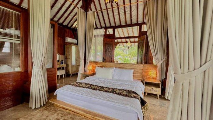 Interior kayu yang menghangatkan hotel di Bogor Mandapa Kirana Resort menyuguhkan nuansa seperti berada di Pulau Dewata.