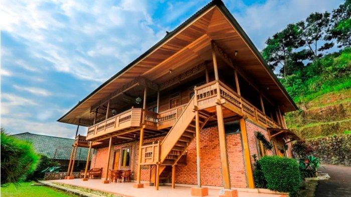 Anty Resort, hotel di Bogor bernuansa tradisional dengan bangunan kayu. Pemandangan yang disuguhkan berupa perkebunan teh khas Puncak.