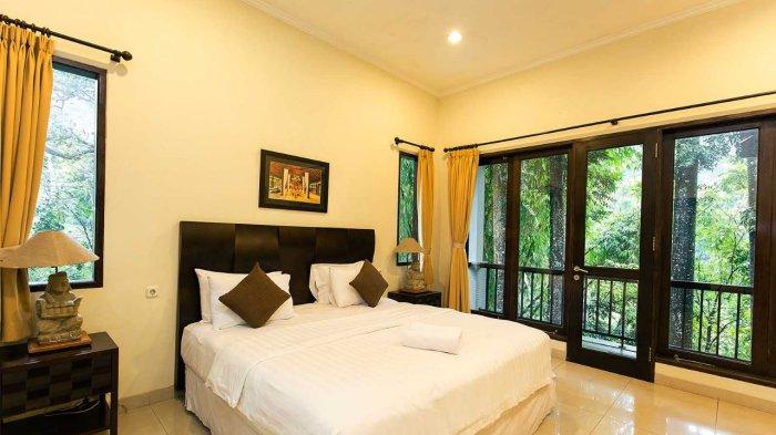 Melepas penat sejenak di Villa Puncak by Pelataran ini patut kamu kunjungi, menyediakan beragam fasilitas hotel di Bogor ini menyuguhkan pemandagan layaknya berada di Kintamani, Bali.