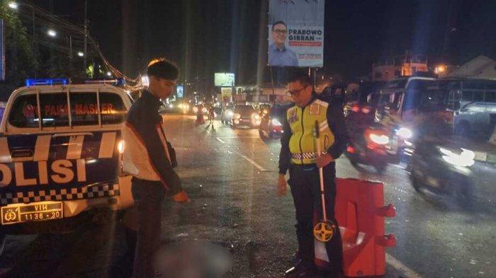 Petugas Kepolisian olah TKP Kecelakaan di Jalan Raya Puncak Bogor, Jumat (26/11/2023).