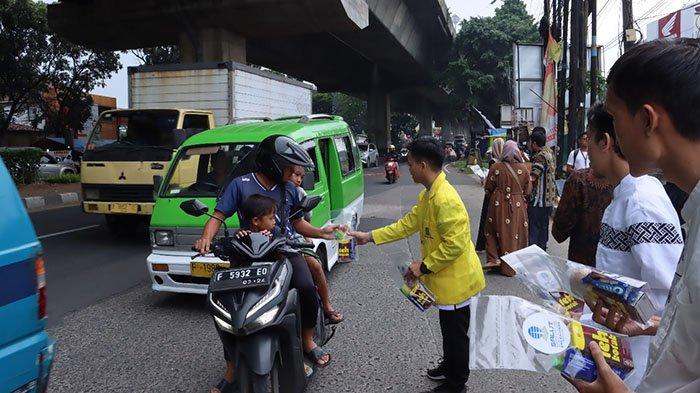 Ikatan Alumni dan UT Bogor juga menyelenggarakan pembagian takjil di depan kantor UT Bogor.