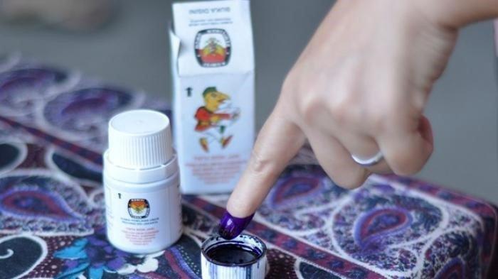 ilustrasi mencelupkan jari ke tinta ungu