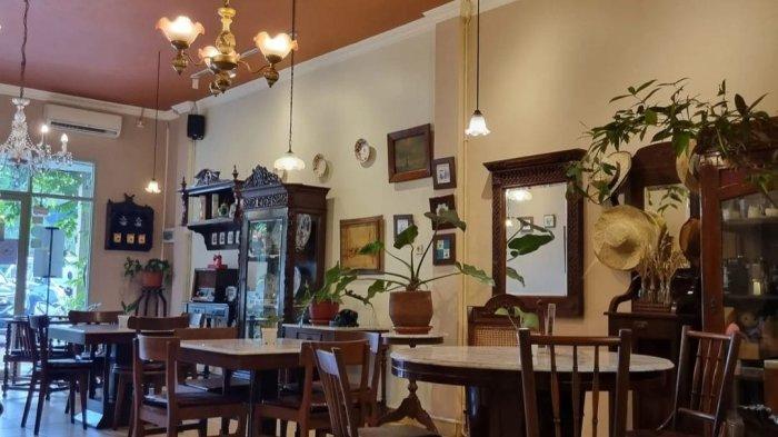 Saat berada di cafe ini kamu akan merasa di bawa pada jaman 90-an, interior dan furniture yang di suguhkan kuliner Bogor ini menjadi daya tarik pengunjung.