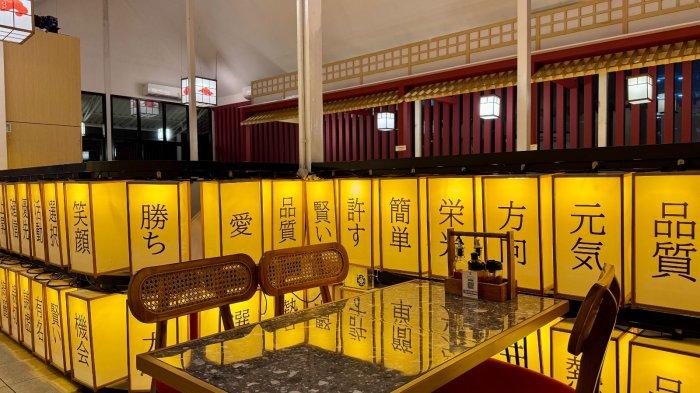 KULINER BOGOR - Interior Lantai 2 Raito-ya menampilkan dekorasi lampion bergaya Jepang yang unik. Deretan lampion dengan aksara Kanji ini memberikan suasana autentik dan tenang, menciptakan pengalaman makan khas Jepang yang estetis dan nyaman bagi pengunjung.