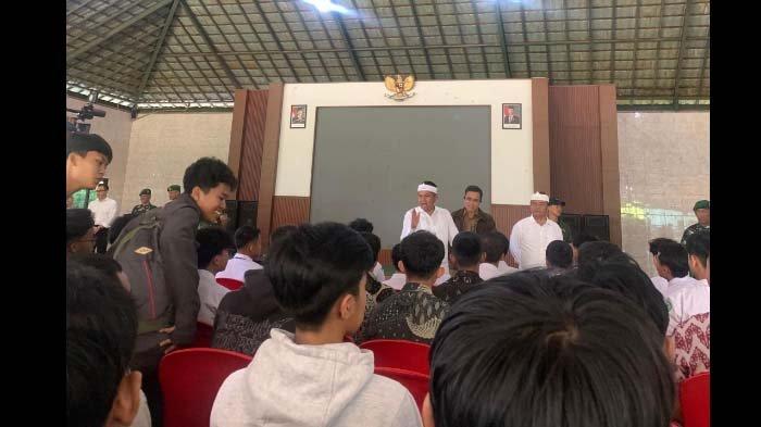 SUASANA BARAK MILITER: Tangkapan layar bocoran suasana barak militer dari pelajar yang ikut program Dedi Mulyadi. Pelajar tersebut mengungkap alasannya ke barak padahal tidak nakal, disadur pada Kamis (22/5/2025).