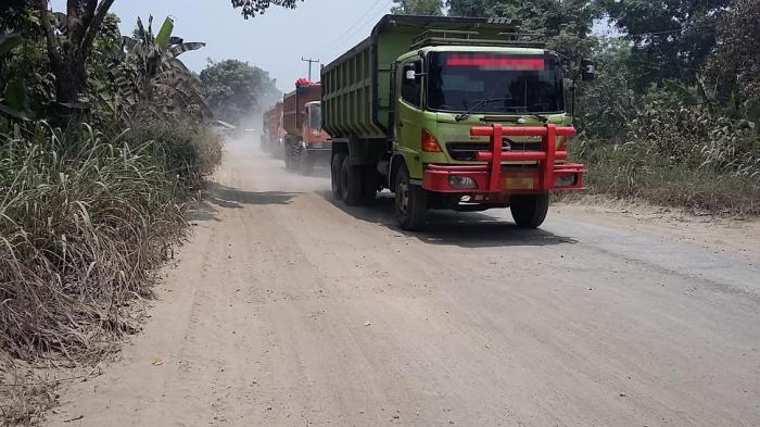 Jalan raya rusak dan berdebu di Kecamatan Rumpin, Kabupaten Bogor, Jawa Barat, Minggu (25/10/2015)