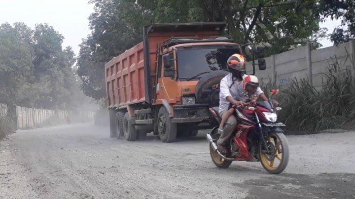 Penampakan jalan umum di kawasan Parungpanjang, Kabupaten Bogor yang dikeluhkan warga sejak lama karena sering dilintasi truk tambang. (Dok. 25 September 2018).