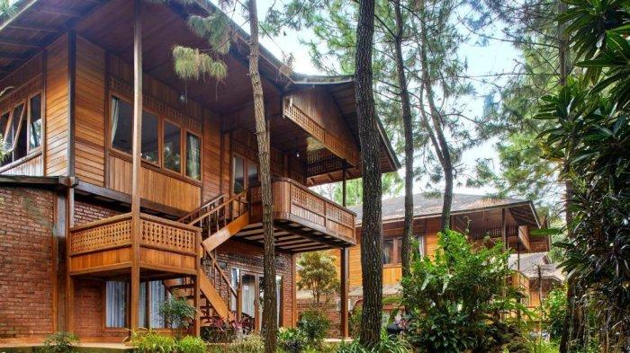Jambuluwuk Puncak merupakan hotel di Bogor berkonsep resort modern yang terbuat dari kayu dan bata.