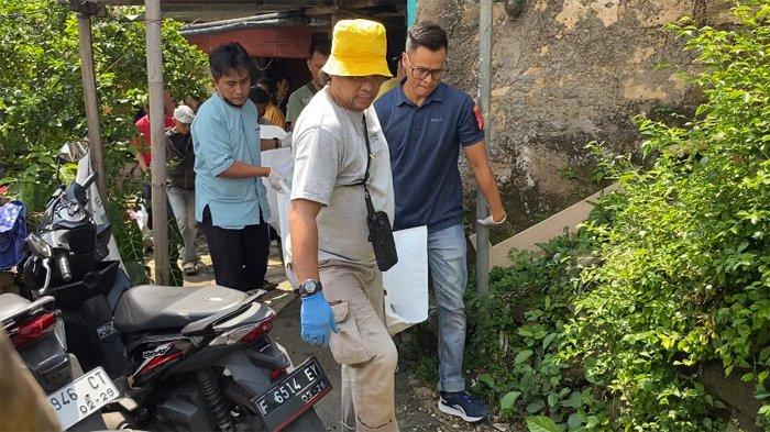 Jasad Nurul Azmi (36) saat dibawa menggunakan kantong jenazah di Cimanggu Kota Bogor, Kamis (28/3/2024).