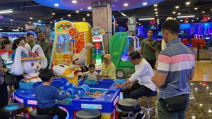 Presiden Jokowi ajak tiga cucunya main ke Mall Botani Square, Kecamatan Bogor Tengah, Kota Bogor, Minggu (17/3/2024)