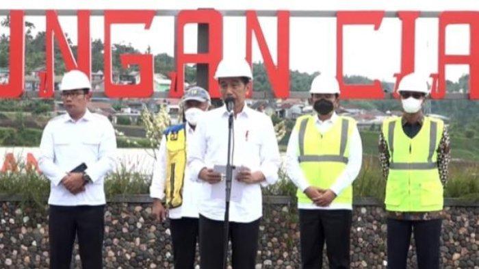 Presiden Joko Widodo (Jokowi) meresmikan Bendungan Ciawi di Kabupatem Bogor, Jawa Barat, pada Jumat, (23/12/2022). Dalam sambutannya Presiden mengatakan bendungan Ciawi merupakan bendungan kering yang pembangunannya sudah dilakukan sejak 2016 lalu.