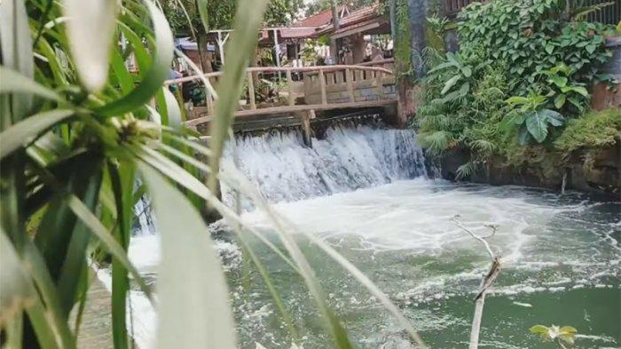 Kali Cibarengkok merupakan tempat wisata tersembunyi di Cileungsi Bogor dimana pengunjung bisa berenang di sungai yang airnya jernih dan bersih.