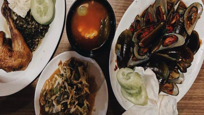 Menu makanan di Kampung Kecil, tempat kuliner Bogor khas Sunda dengan interior bergaya tradisional-minimalis.
