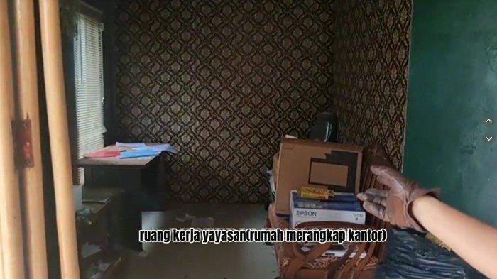 penampakan kantor yayasan bina prestasi nasional di dalam TKP kasus Subang