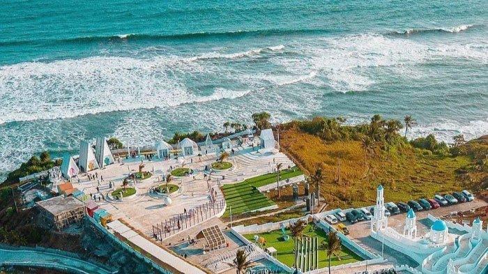 Terdapat 25 spot foto Instagramable dari tempat wisata di Cianjur ini. Menyuguhkan laut berwarna biru Karang Potong Ocean View ini patut kamu kunjungi.