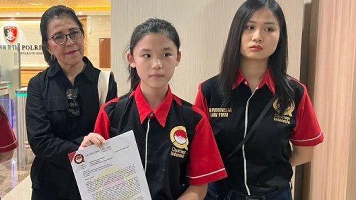 Anak pengacara ternama Alvin Lim, Kate Victoria Lim (tengah) menunjukkan surat undangan debat yang ditujukan kepada Kapolri Jenderal Polisi Listyo Sigit Prabowo di Mabes Polri, Kebayoran Baru, Jakarta Selatan
