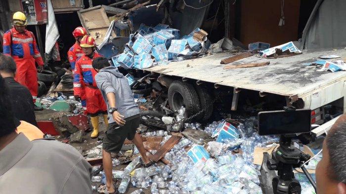 Kondisi pasca kecelakaan beruntun di Jalan Raya Puncak kawasan Simpang Ciliwung, Desa Tugu Utara, Kecamatan Cisarua, Kabupaten Bogor, Selasa (23/1/2024).