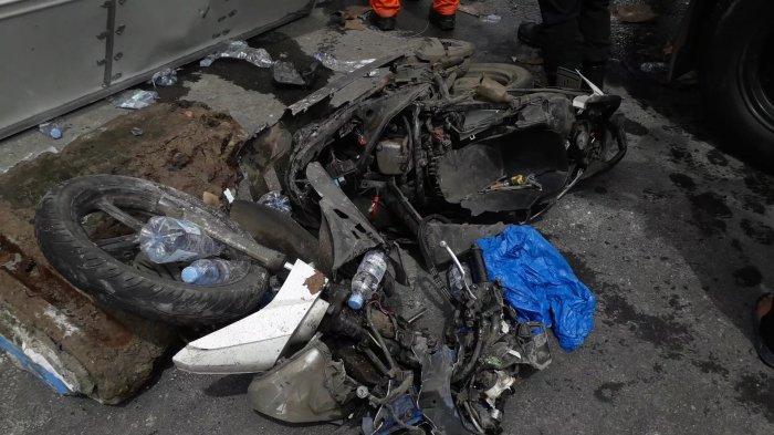 Motor ringsek akibat kecelakaan beruntun di Jalan Raya Puncak kawasan Simpang Ciliwung, Desa Tugu Utara, Kecamatan Cisarua, Kabupaten Bogor, Selasa (23/1/2024).