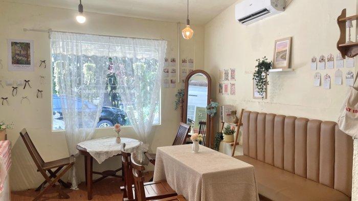 KULINER BOGOR – Suasana kedai Keel n Rish di Kota Bogor yang homey dan estetik menarik perhatian pelanggan. Meski tidak terlalu besar, interior toko yang nyaman menjadikan tempat ini cocok untuk bersantai sambil menikmati dessert premium.