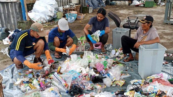 Kegiatan pegiat mangrove dalam agenda bersih-bersih sampah di laut guna menjaga kelestarian ekosistem di laut