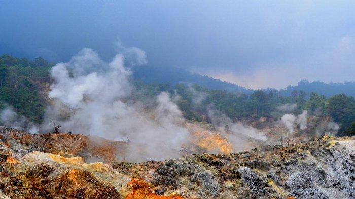Kepulan asap belerang dari tempat wisata Kawah Ratu di Bogor ini biasanya menjadi tempat pendakian bagi pemula.