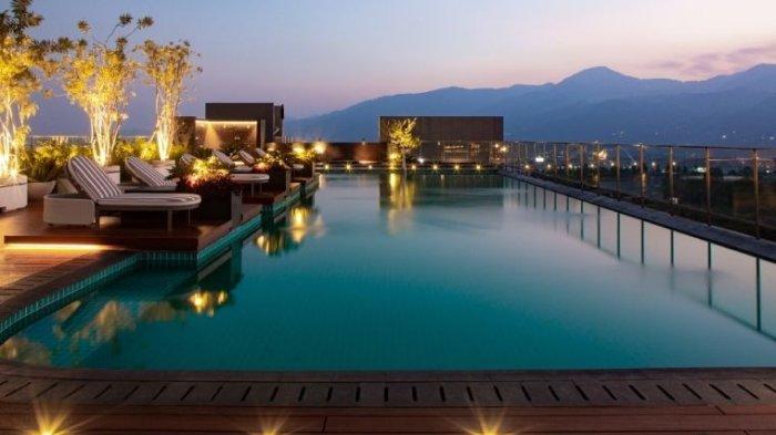 Hotel di Bogor Botanica Sanctuary ini punya kolam renang rooftop, kamu bisa bersantai sambil melihat pemandangan gunung yang megah dari atas sini.