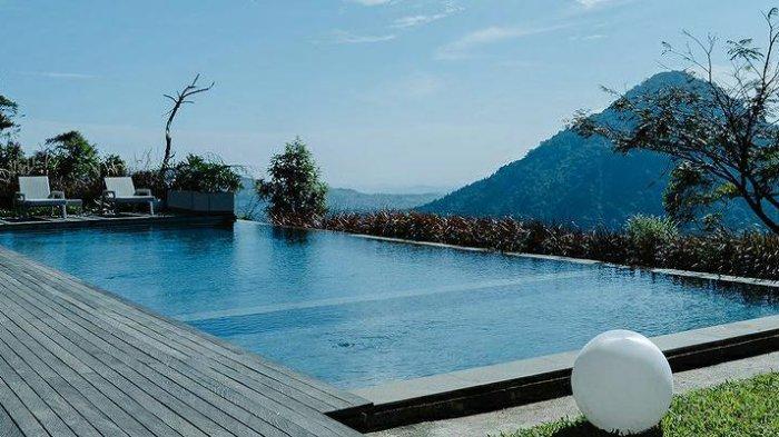 Salah satu daya tarik utama dari hotel di Bogor The Upper Clift Resort adalah kolam renangnya yang menyuguhkan pemandangan dengan view perbukitan dan gunung.