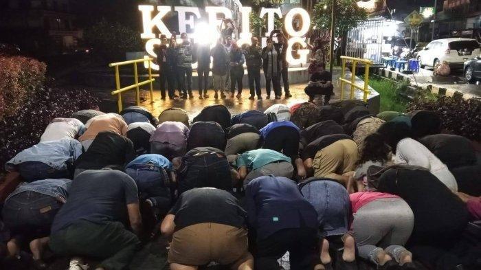 Relawan Kotak Kosong Pangkalpinang melakukan sujud syukur di kawasan Kerito Surong, Rabu (27/11/2024) malam.
