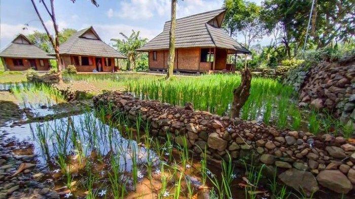 Puasa sambil belajar tentang kebudayaan Sunda di tempat wisata Kampung Budaya Sindang Barang Bogor tak kalah seru untuk dilakukan.