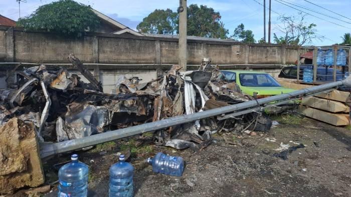TABRAKAN BERUNTUN DI TOL CIAWI - Penampakan mobil-mobil yang terlibat tabrakan beruntun di Gerbang Tol Ciawi, Kota Bogor. Mobil-mobil ini dibawa ke pos polisi samping TKP, Rabu (5/2/2025).