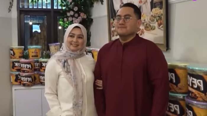 CALON ISTRI NASSAR: Tangkapan layar sosok calon istri King Nassar yang telah lama ditaksir oleh sang pedangdut, disadur pada Rabu (11/6/2025). Ternyata identitasnya adalah kakak ipar dari penyanyi dan konglomerat ternama.