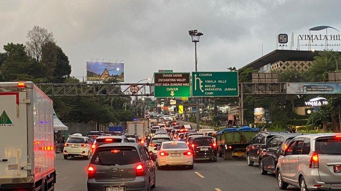 LALU LINTAS PUNCAK - Situasi arus lalu lintas di jalur Puncak Bogor terpantau di Simpang Gadog, Kecamatan Ciawi, Kabupaten Bogor, Jumat (30/5/2025).