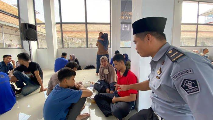 Momen saat warga binaan Lapas Kelas II Bogor dikunjungi keluarganya di momen hari Lebaran 2024, Rabu (10/4/2024).