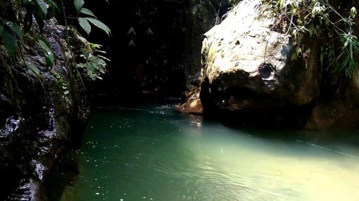 Leuwi Cepet merupakan salah satu tempat wisata curug di Bogor yang punya arus tenang, bebatuan besar di sisi kanan kirinya, serta air yang jernih.