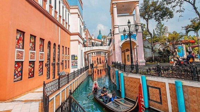 Menelusuri indahnya bangunan Venesia Italia menggunakan gondola di Little Venice Cianjur, tempat wisata instagramable yang bisa menyegarkan mata Anda.