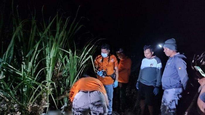 Jajaran Polsek Kretek dan Inafis Polres Bantul melakukan pemeriksaan di Kali Mati Pantai Parangkusumo, Sabtu (2/9/2023) tempat meninggalnya pria yang melakukan ritual puasa 7 hari 7 malam