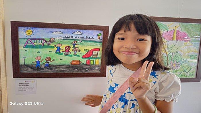 Arsyila, salah satu pelukis cilik yang mengikuti pameran lukisan di Bogor Creative Center.