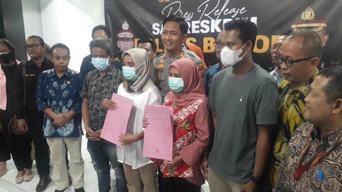 Kapolres Bogor AKBP Rio Wahyu Anggoro bersama Ibu Siti dan Ibu Dian beserta keluarga masing-masing yang bayinya tertukar, Jumat (25/8/2023) lalu.