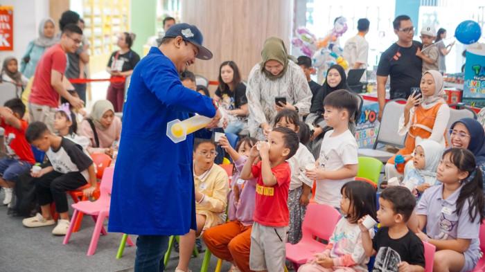 MAGIC SCIENCE BOGOR - Anak-anak terlihat sangat semangat dan antusias melihat pertunjukan sains yang dikemas dalam atraksi sulap di acara Magic Science, Cibinong City Mall, Bogor.