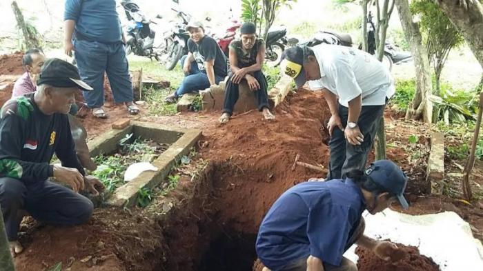 Warga Cikempong, Kelurahan Pakansari, Kecamatan Cibinong, Kabupaten Bogor, sedang memindahkan sejumlah makam di sekitar areal GOR Pakansari, Sabtu (14/5/2016).