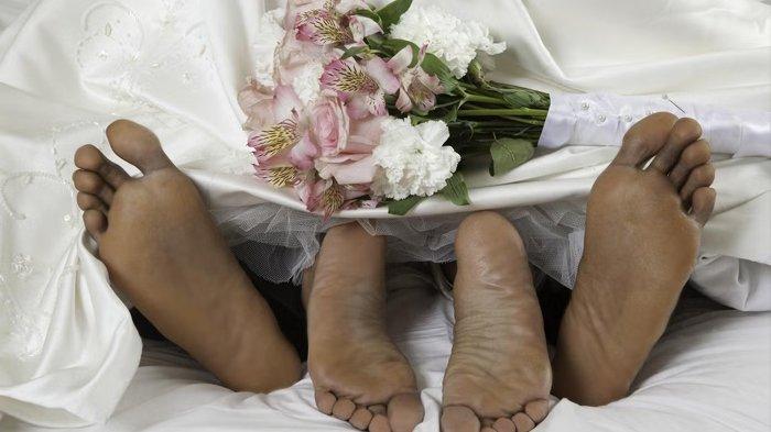 Calon pasutri baru merapat, ada tips malam pertama anti gagal ala dr Boyke. Seksolog Dokter Boyke mengurai cara pertama kali hubungan intim.